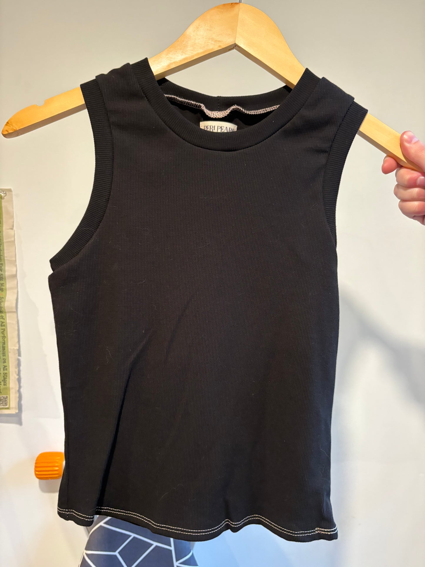 Feminine fit tank top black
