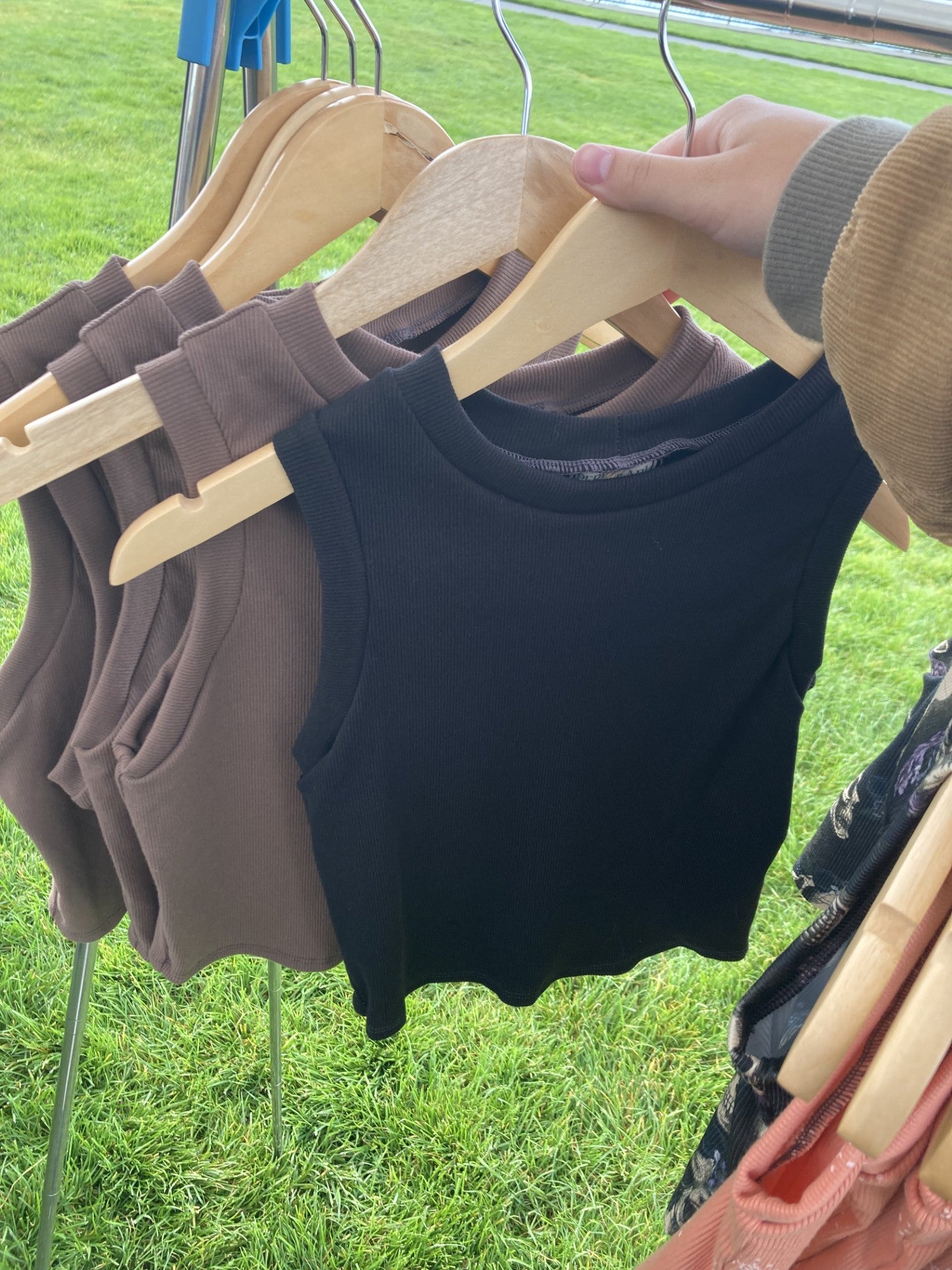 Feminine fit cropped tank top black