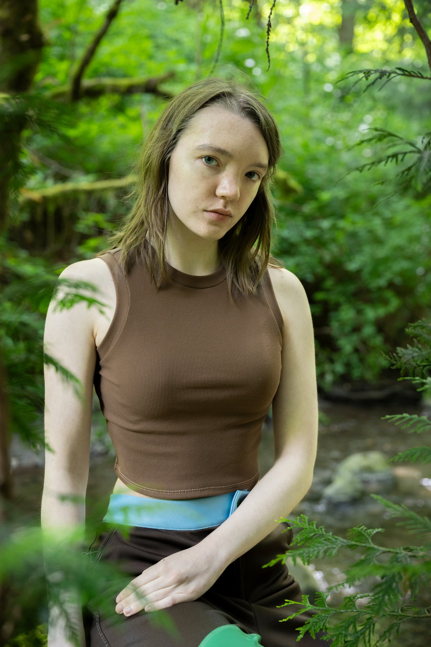 Feminine fit cropped tank top brown