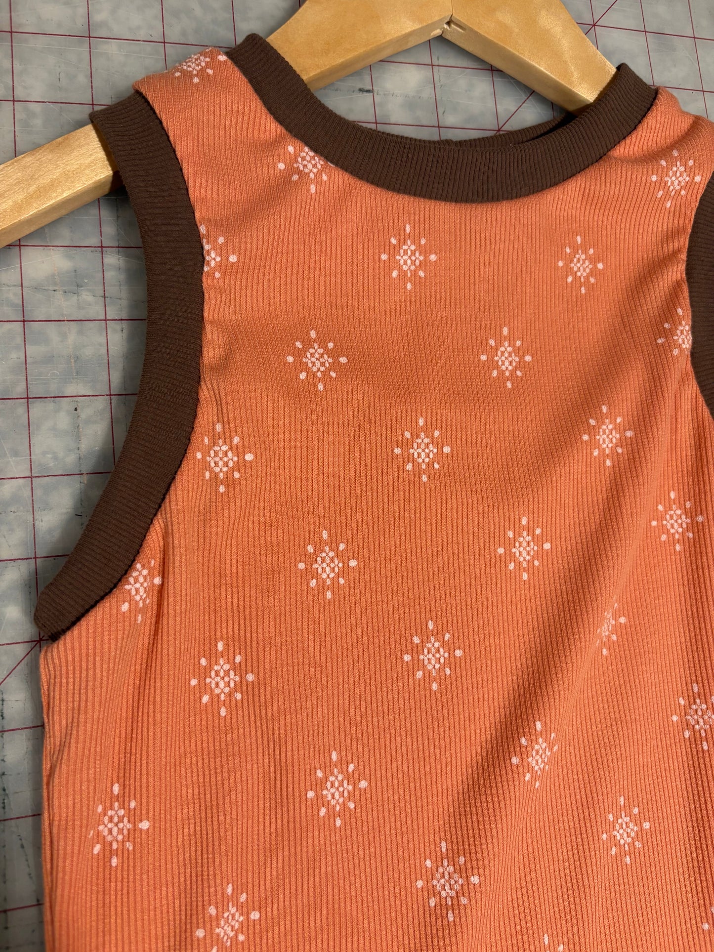 Feminine fit cropped tank top (special item)